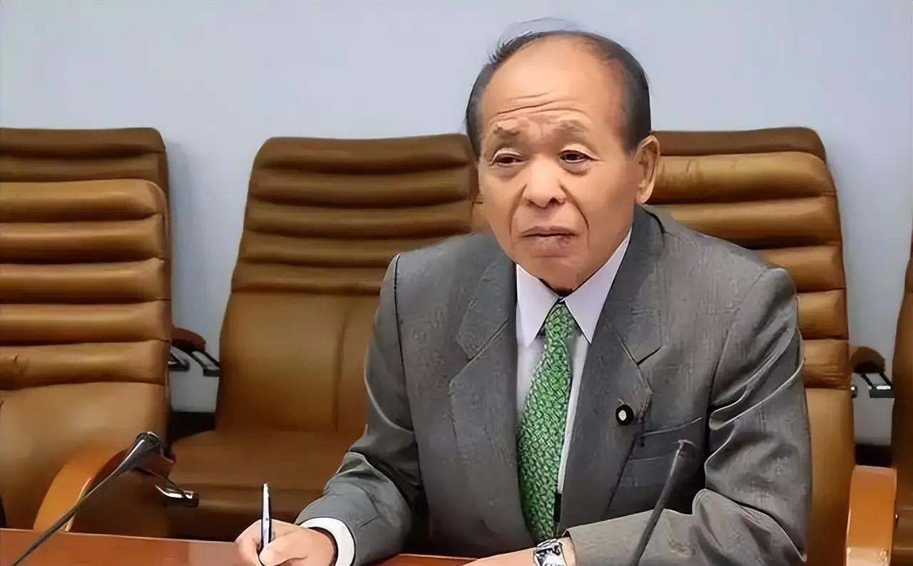 【日本议员提出取消对俄制裁】
3月13日，出席会议的自民党参议院议员铃木宗男向塔