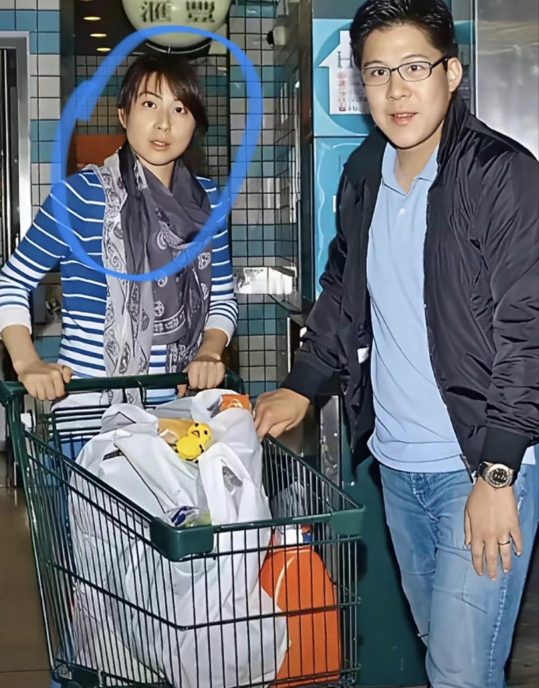 郭晶晶一向朴素低调！这是她嫁入豪门新婚不久和霍启刚逛超市的情景。先看打扮，太普通