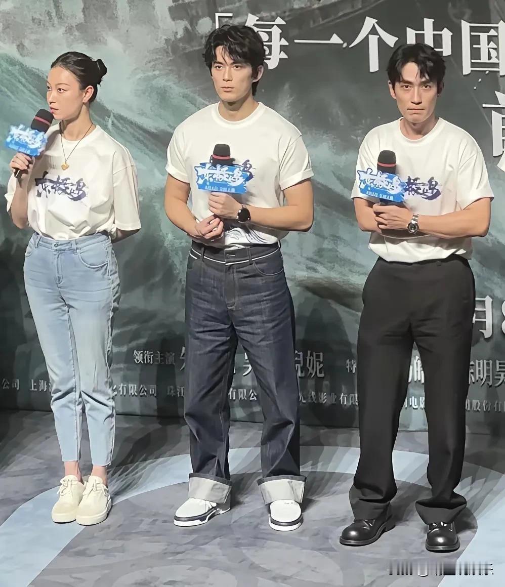 吴磊好像又壮了，
这壮实的肌肉线条把一旁的原本高帅朱一龙都衬托得娇小了，
要知道