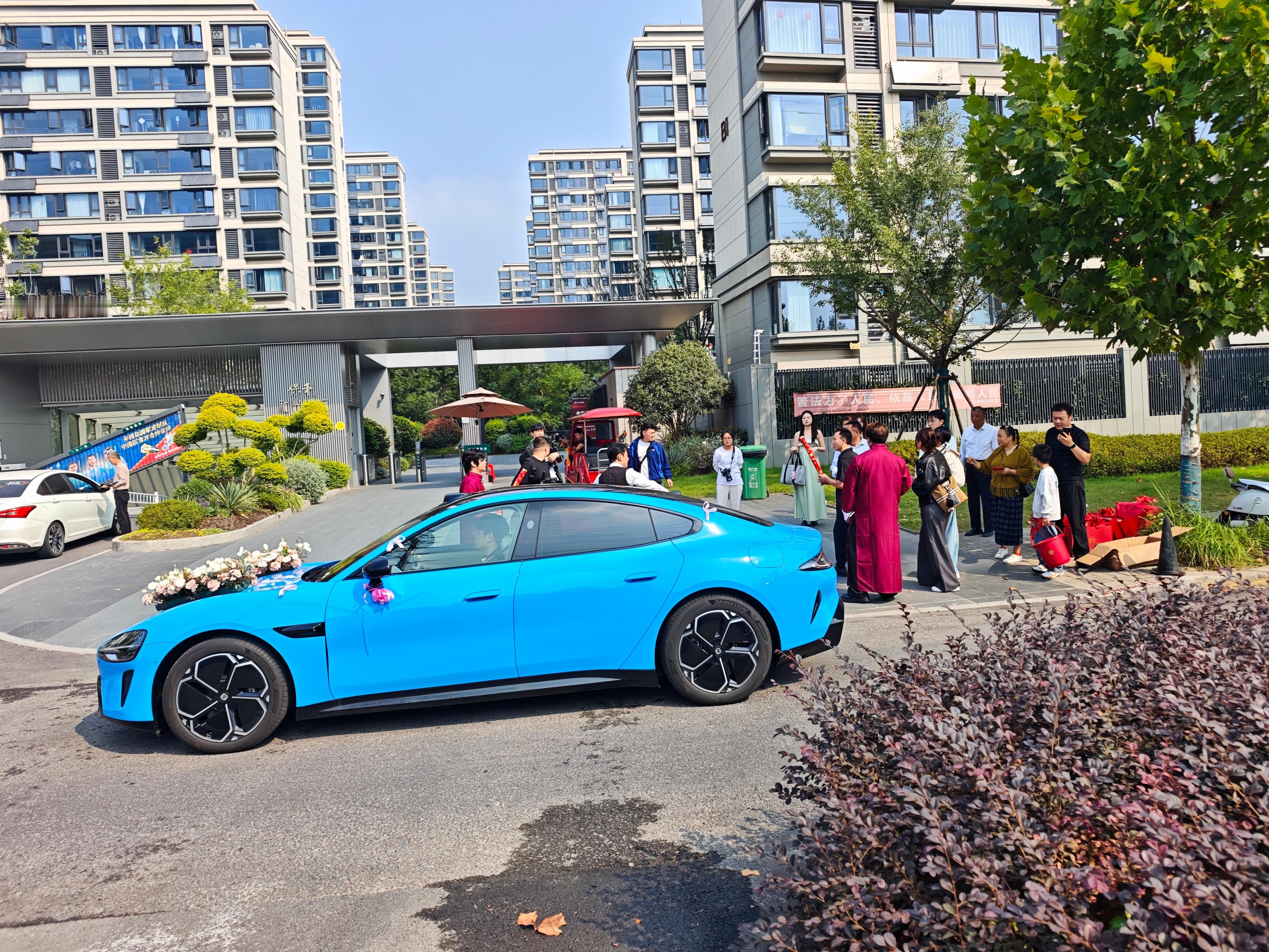 明天是个好日子，跑小米婚车[努力][努力][努力]去年全国结婚登记676万对 ​