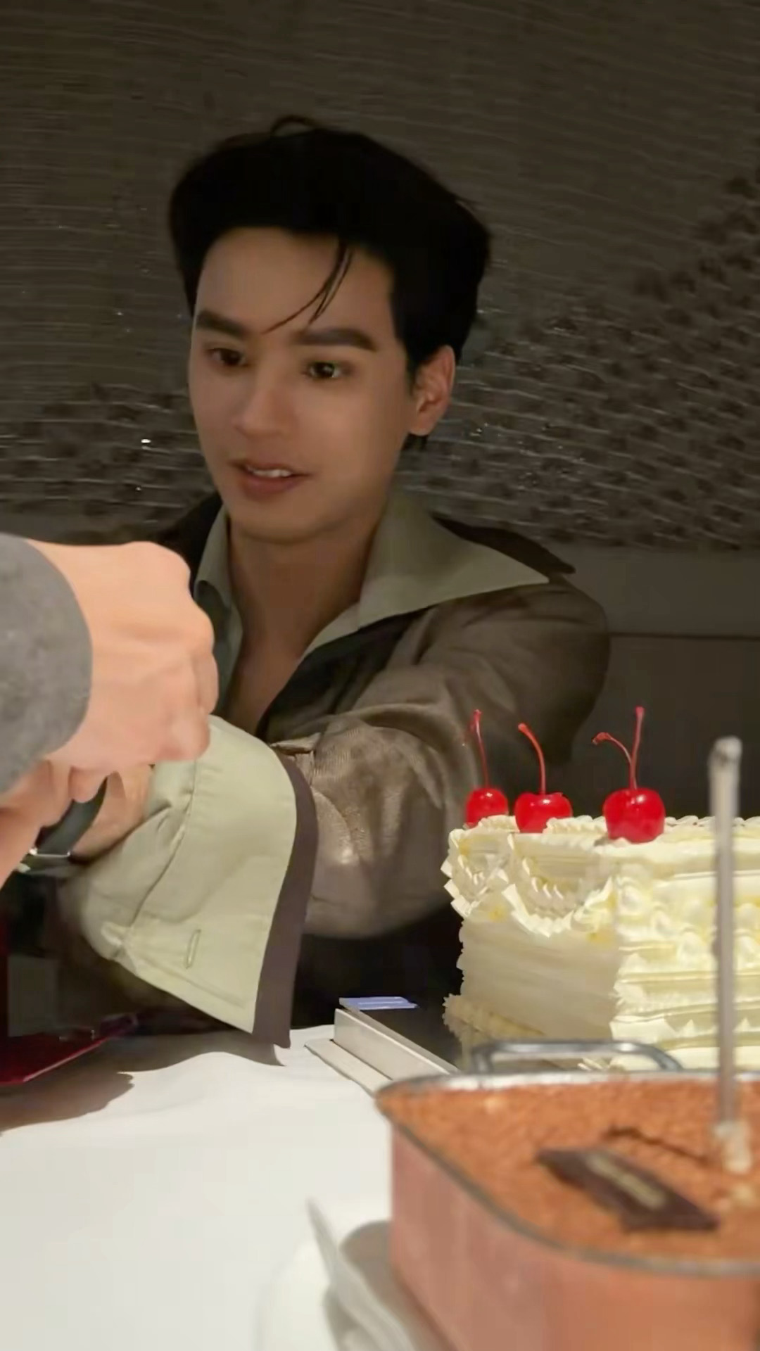 此狗男好会啊 还要平平帮他带上 