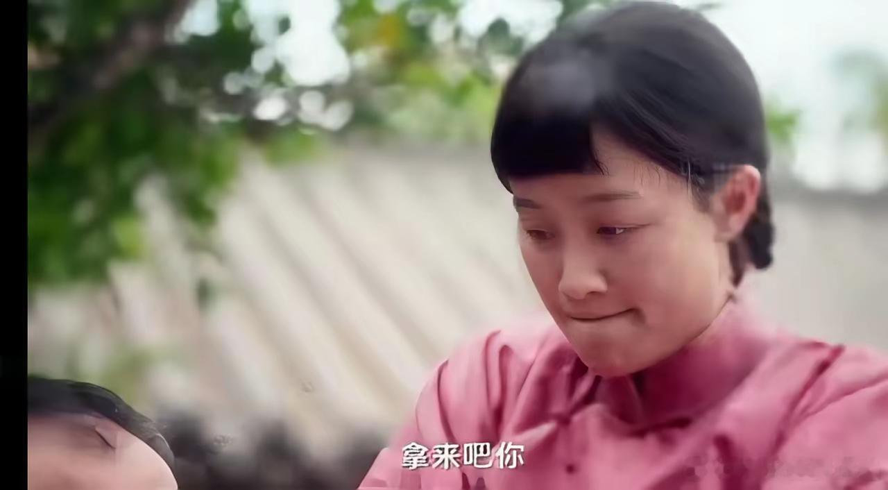 《生万物》彻底被蓝盈莹扮演的银子笑晕了，她当着家里佣人的面，上去就抢宁学祥手里的