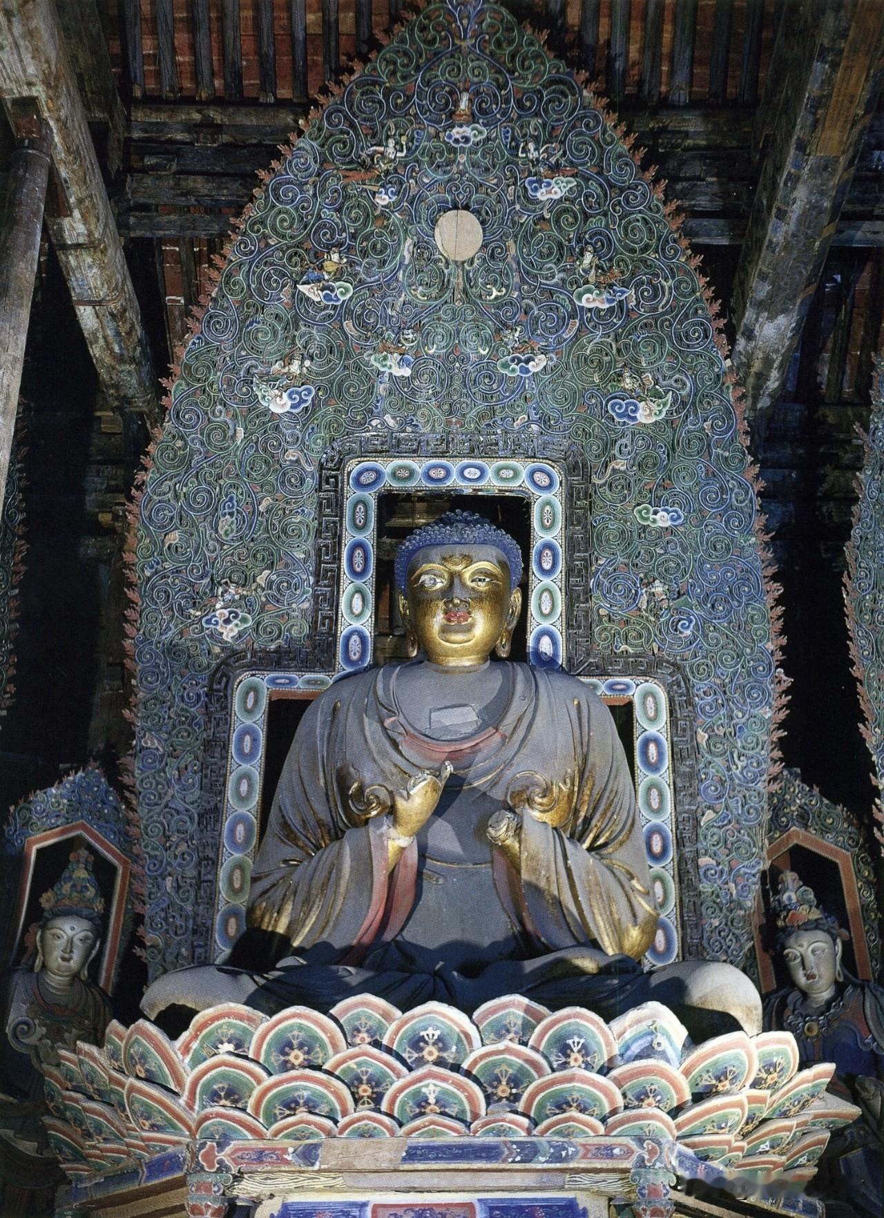 藏在朔州的金代国宝殿堂！崇福寺弥陀殿，一殿集齐千年泥塑绝唱。
正中阿弥陀佛端坐莲