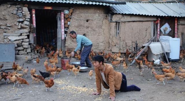 1992年，河南37岁单身汉，捡回一个“长尾巴”的婴儿养，为了抚养他终身未娶。谁