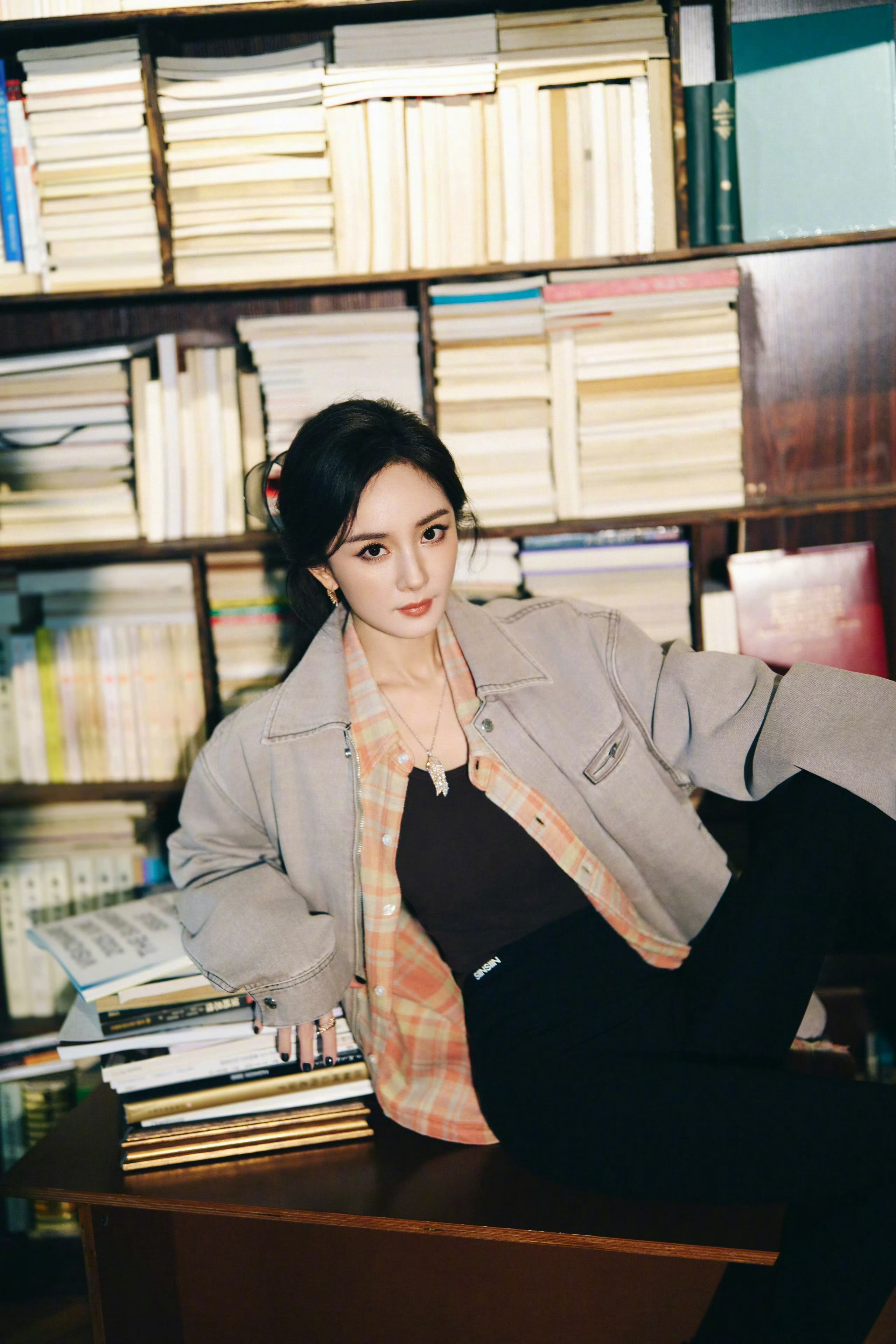 杨幂[超话]ym杨幂宁绣绣 钟摆荡碎焦灼的涟漪，云朵在夜空蓬松成摇篮，长夜如古籍