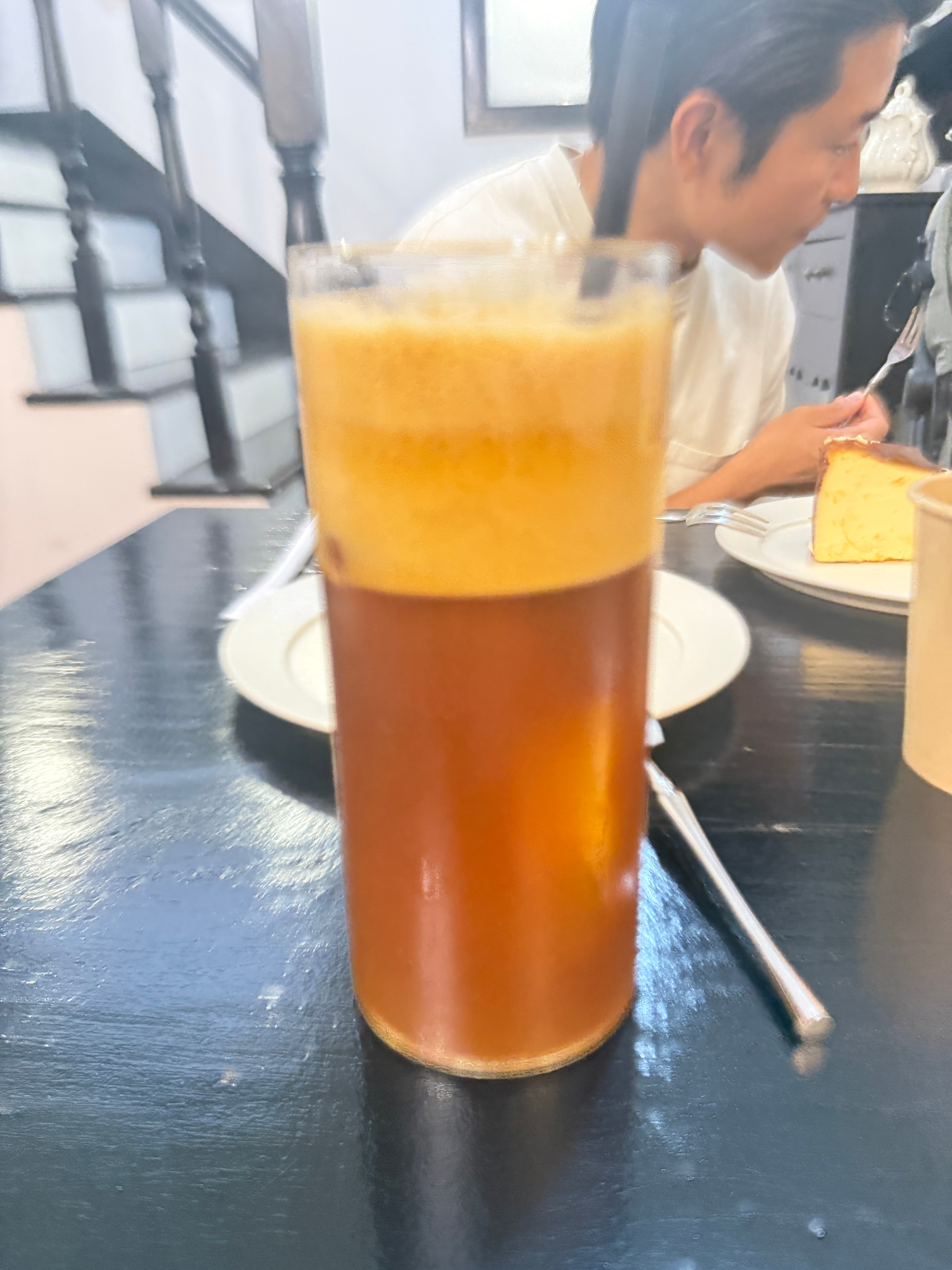 来吃当红蛋糕店了，居然很好吃我真的猪化了，以前从来不吃甜品的。怎么回事啊？到底是