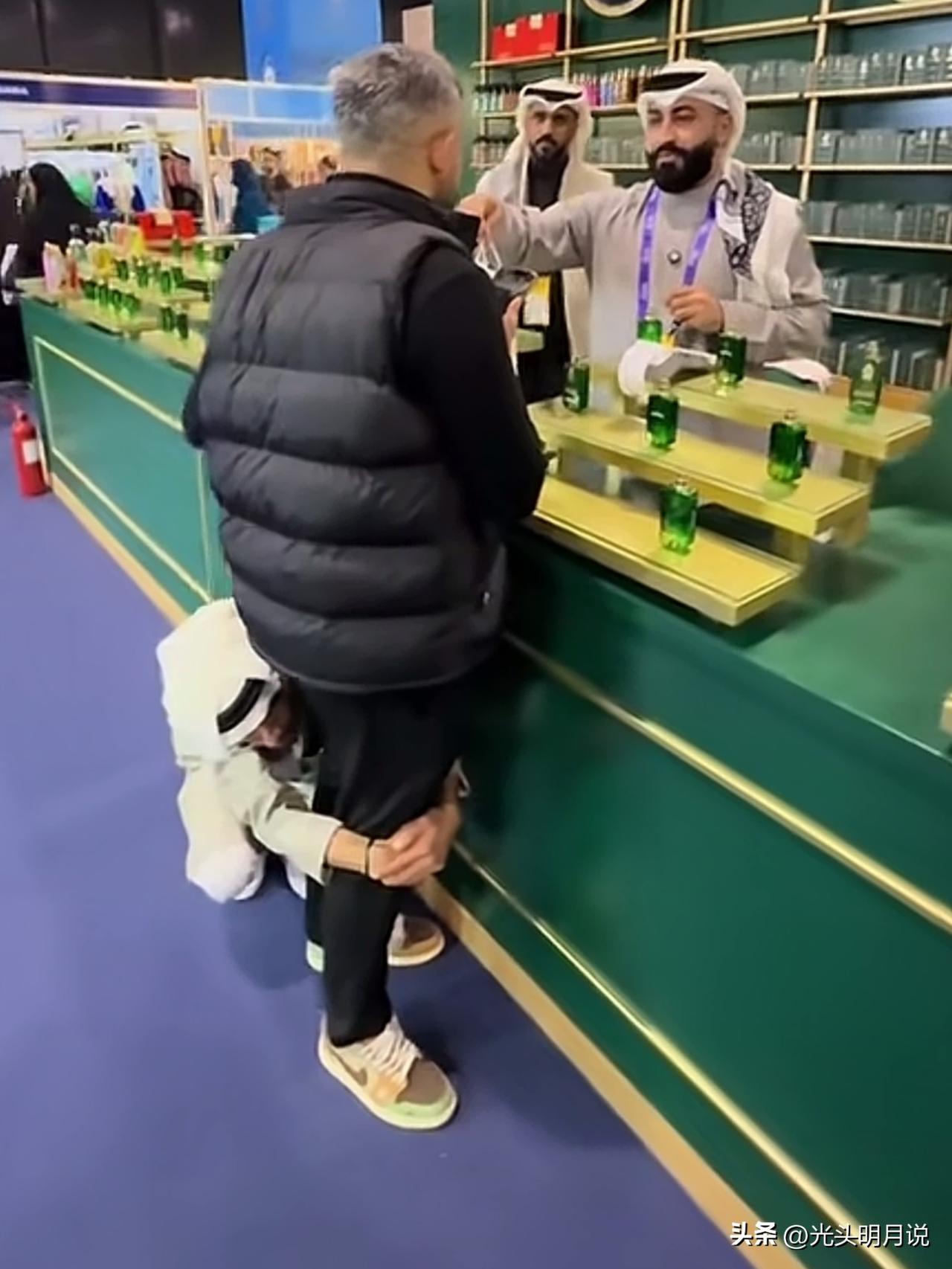 想不到印度人在中东能享受这么高的待遇。
       近期在中东举办的香水及美妆