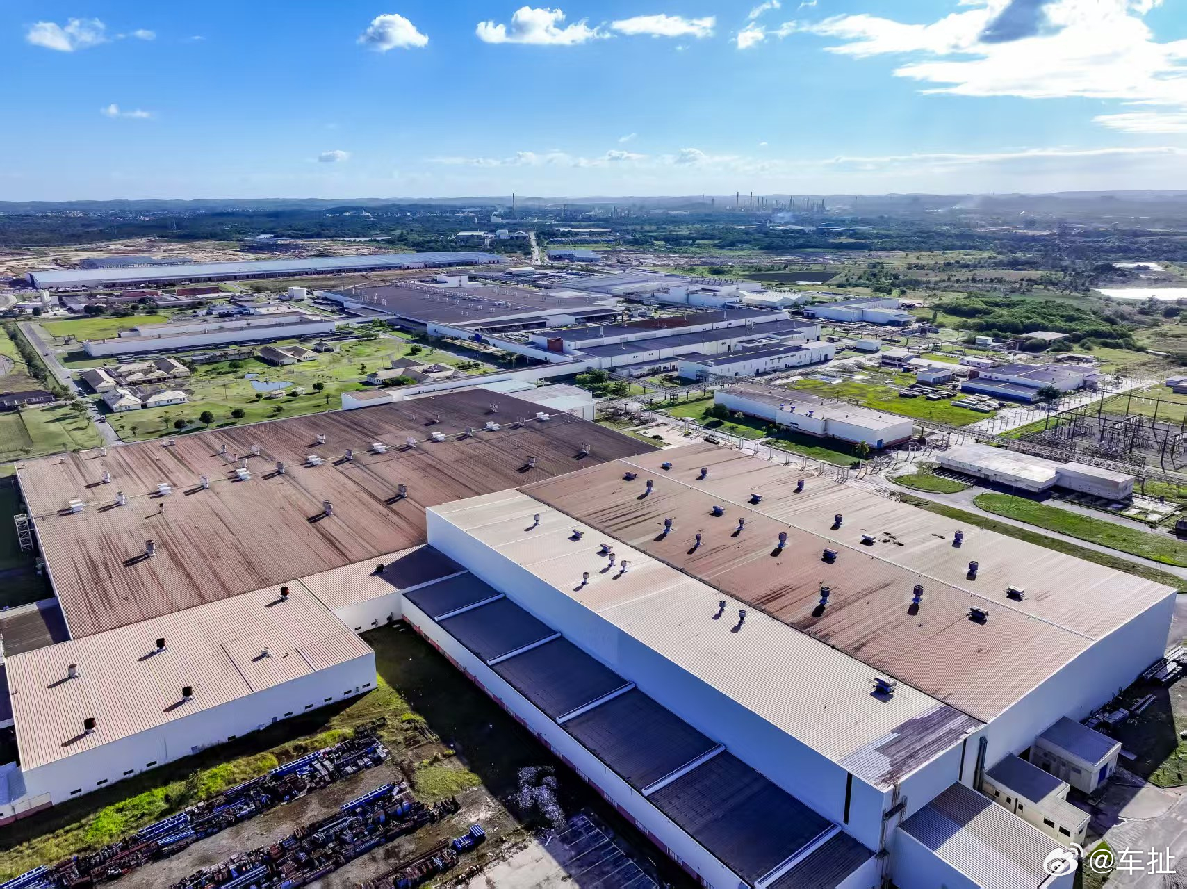 当地时间7月16日，比亚迪巴西卡马萨里工厂迎来关键里程碑，厂区第10万台整车顺利