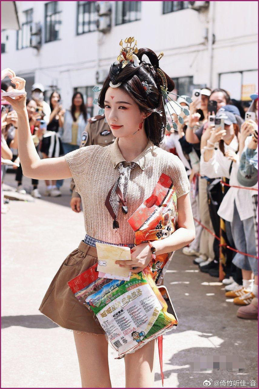 30岁林允《归鸾》出妆穿卡其短裙，大气华丽被夸像从画里走出来，网友急问：这造型师