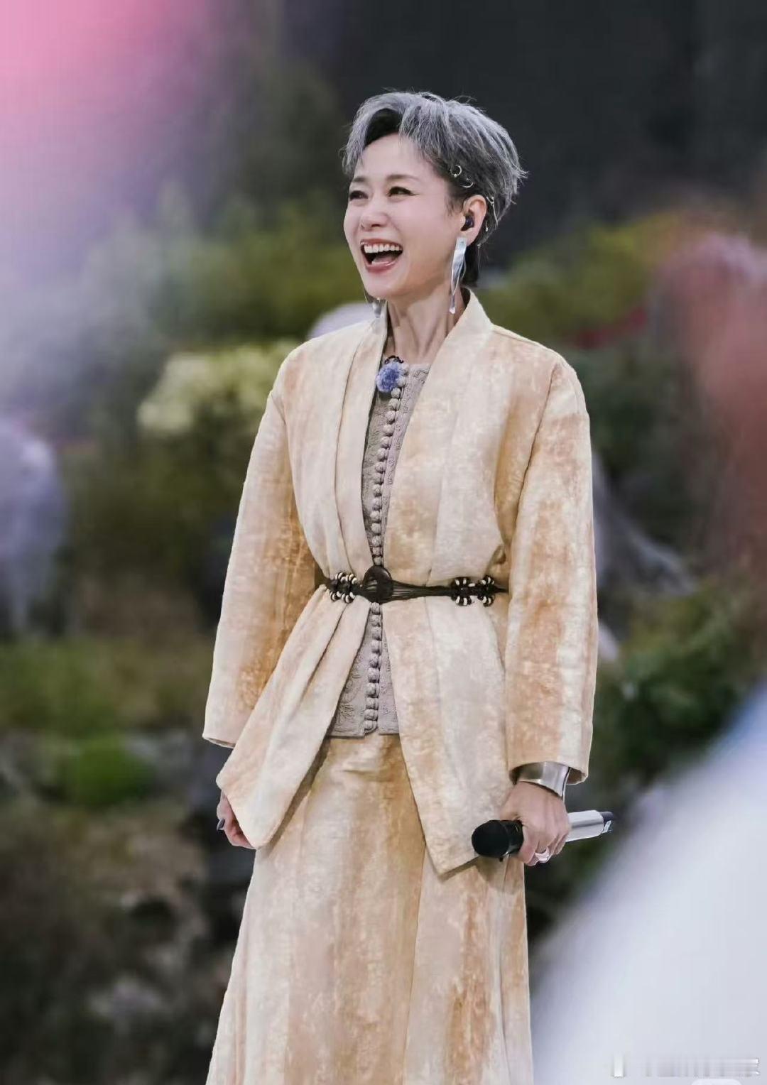 叶童没想到乘风还有后续声鸣远扬叶童发文表示意外乘风还有后续，作为总冠军回归舞台，