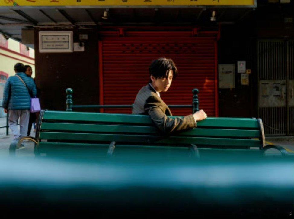 林子烨已经不是小孩哥了14岁林子烨太自然舒展了，格子西装搭领带不刻意，温润耐看，