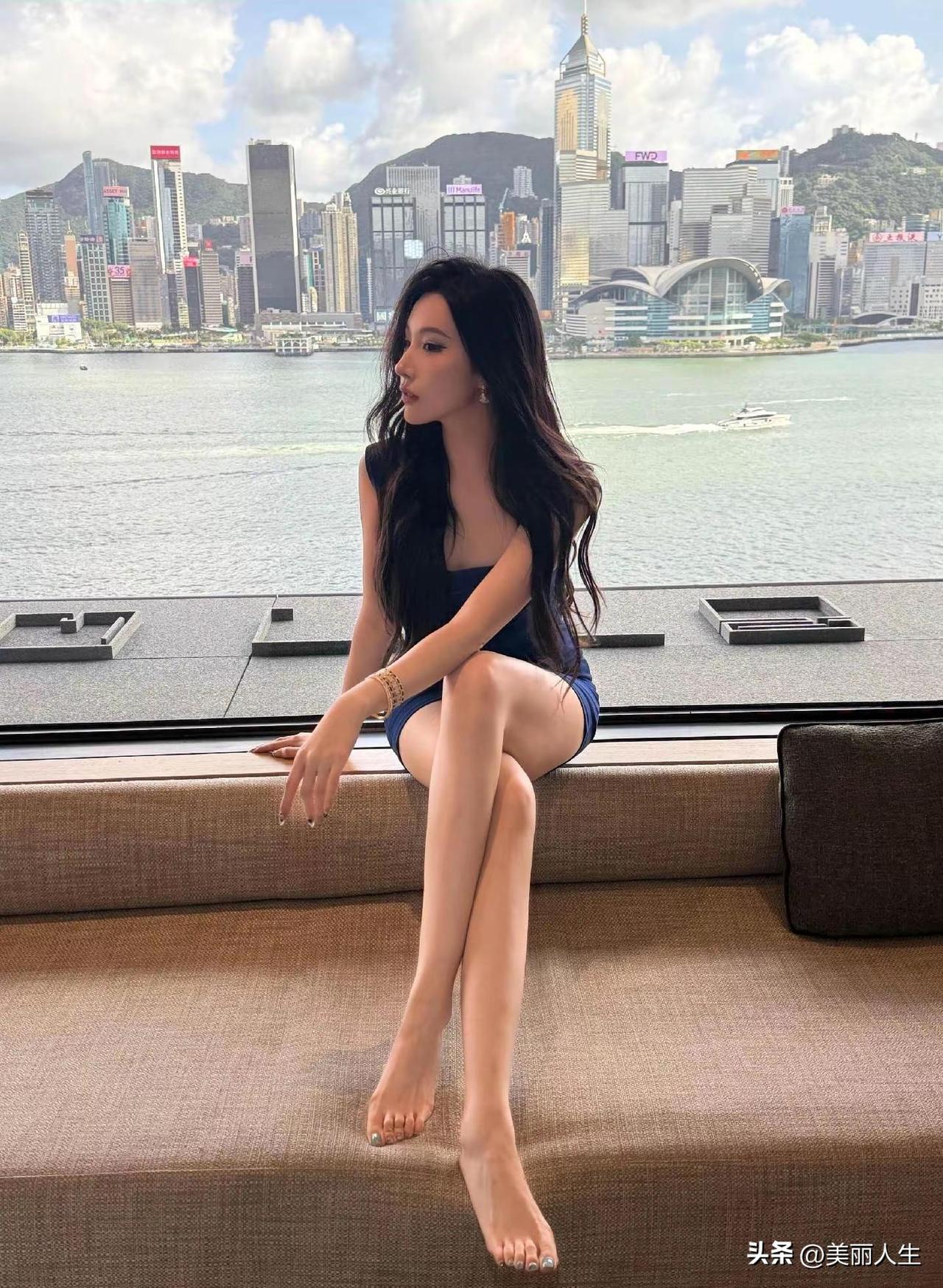 春深何处觅幽芳，碧草丛中鸢尾香。恍若伊人临水照，清风拂过舞霓裳。