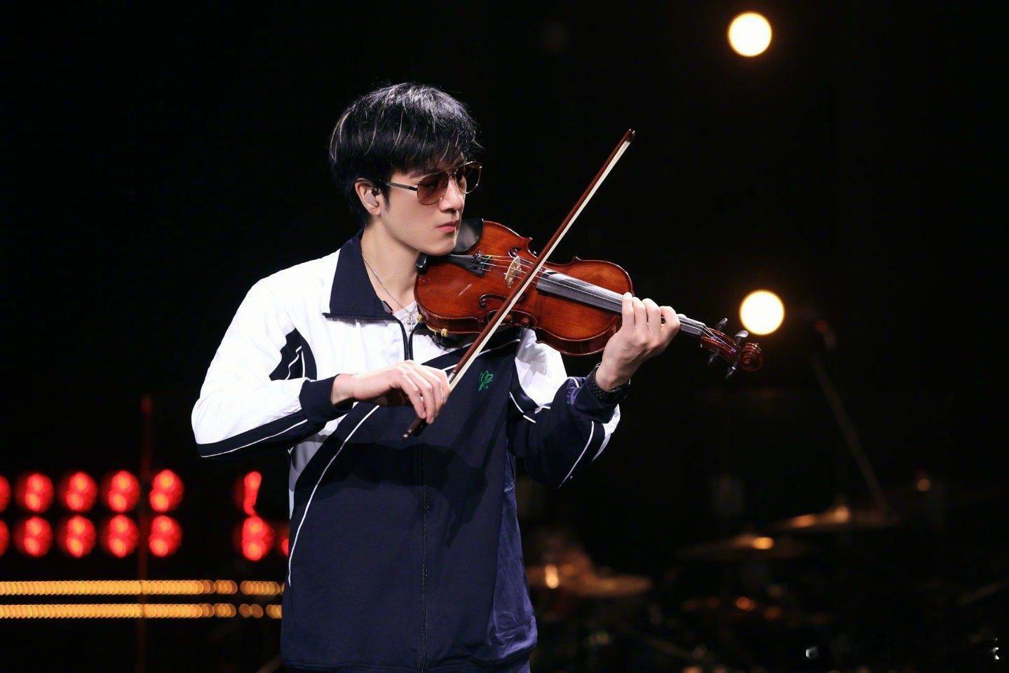王力宏穿了深圳校服 王力宏深圳演唱会诚意爆棚！穿深圳校服像隔壁班学长，钢琴摆广东
