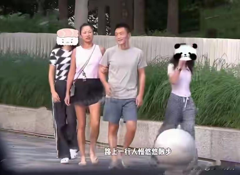 51岁的女明星要么在拼高定红毯，
要么在直播带货，
万万没想到，瞿颖却在清迈街头