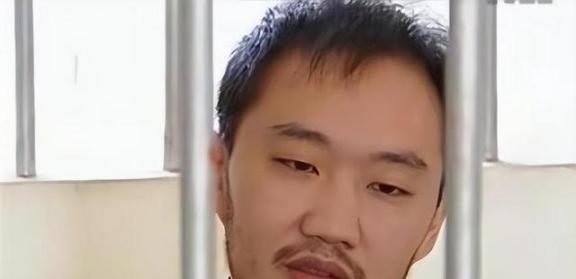 2003年9月11日，邱小强趁妻子洗澡之际，向她的咖啡杯中投入了致命剂量的麻醉剂