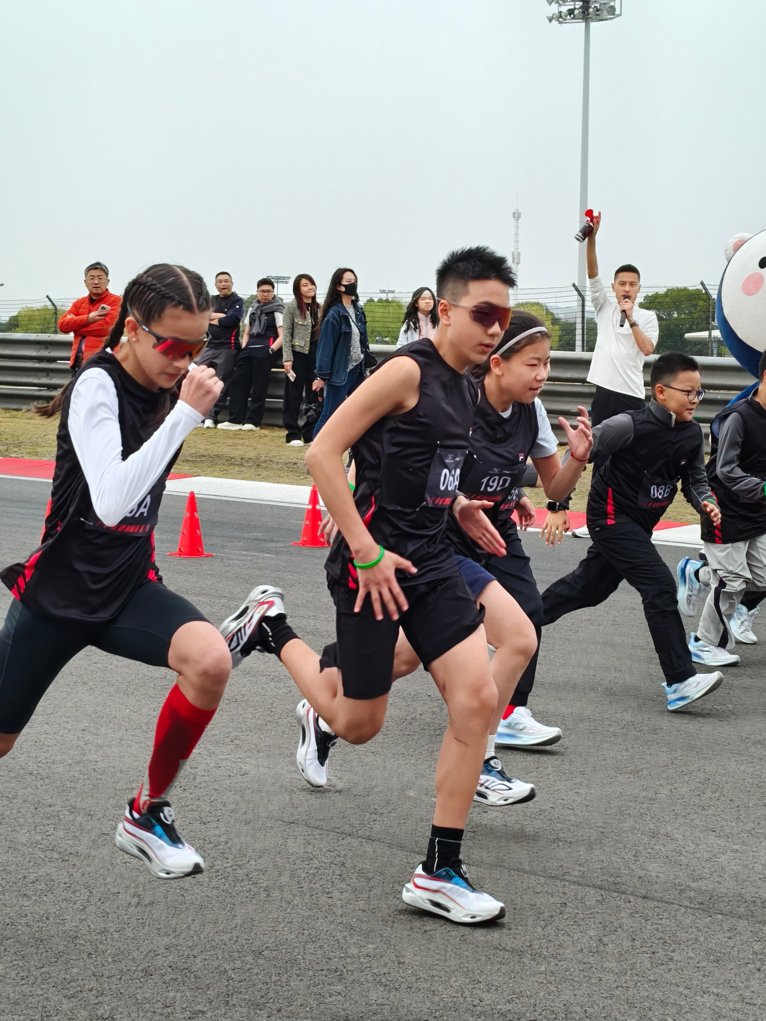 上海赛道送走F1又迎来小孩炸场在上海被小孩的速度卷到了 小孩哥小孩姐们齐聚上海卷