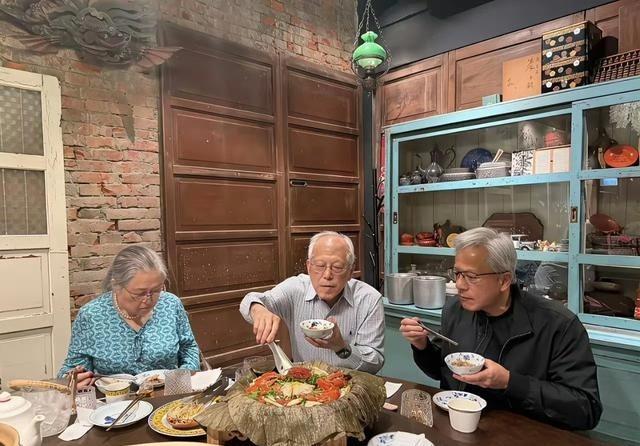 黄仁勋 北京之行，结束后，回到 台湾 的家里。
真正该看的，不是那间屋子够不够气