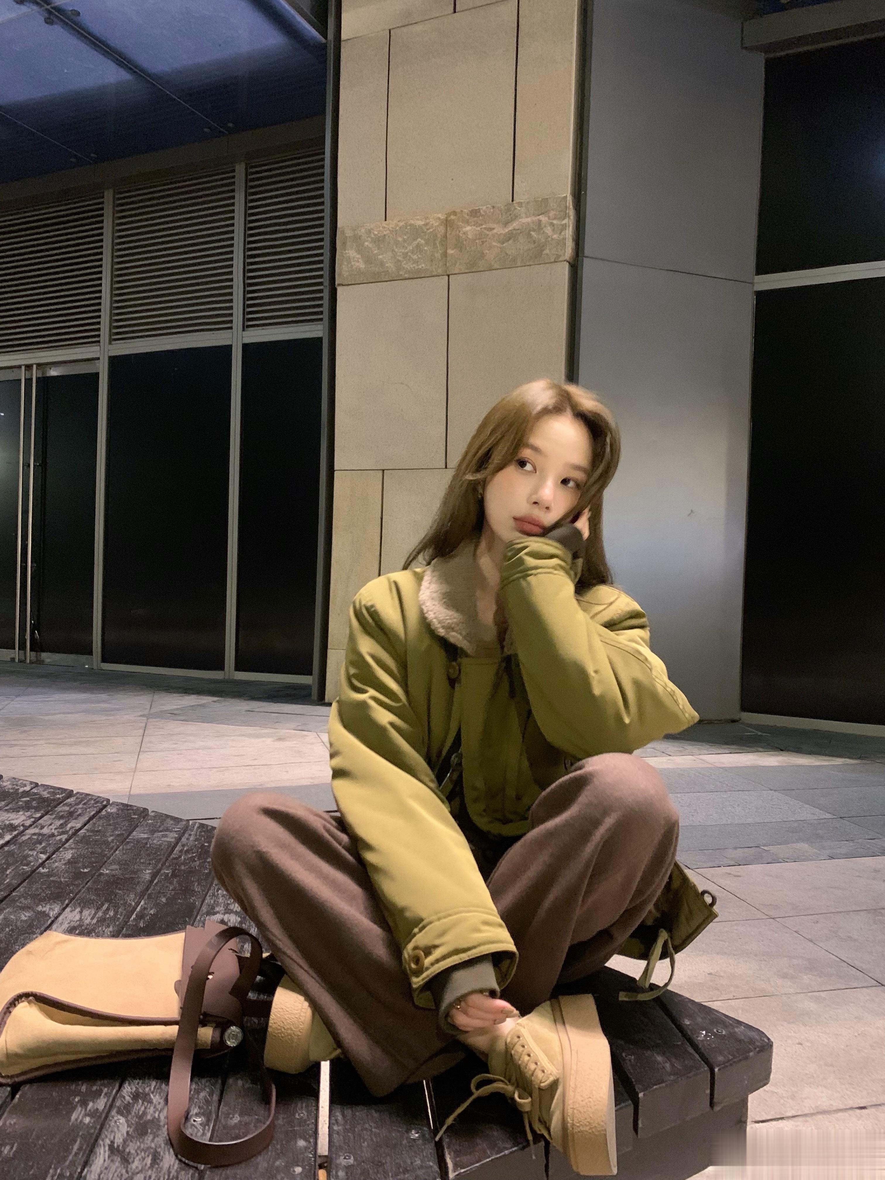 今年咸菜绿怎么这么好看[爱慕]这件是有点小复古的感觉 颜色真的很显白我最喜欢的是