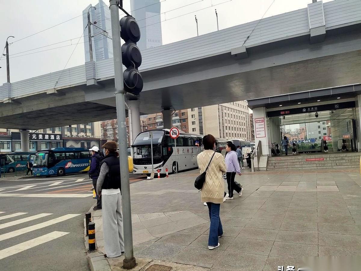 “15块！15块！到普兰店15！”
路过大连站老车站那块，突然听到这么一声吆喝，