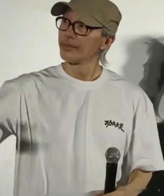 周星驰成都路演动容落泪
        暖心比心回馈粉丝
周星驰成都路演现场破防