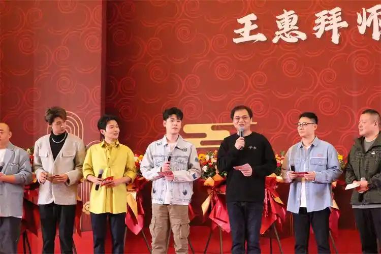 这张照片摄于德云社董事长王惠拜师曲艺大师韩宝利的仪式现场：

我认出了手持话筒发