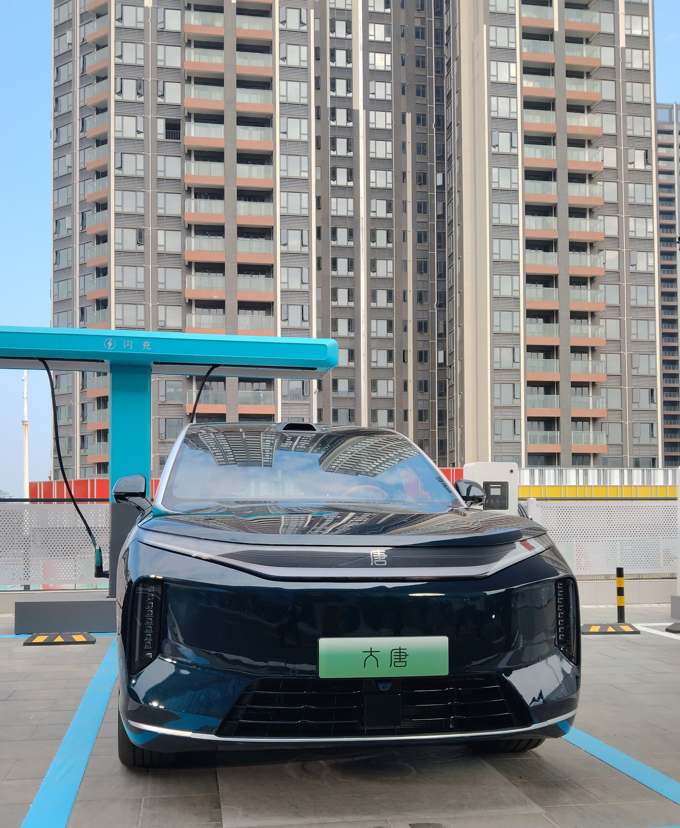 比亚迪新车这次的外观设计很克制啊，没有复杂多余的线条，看车尾标应该就是叫大唐了，