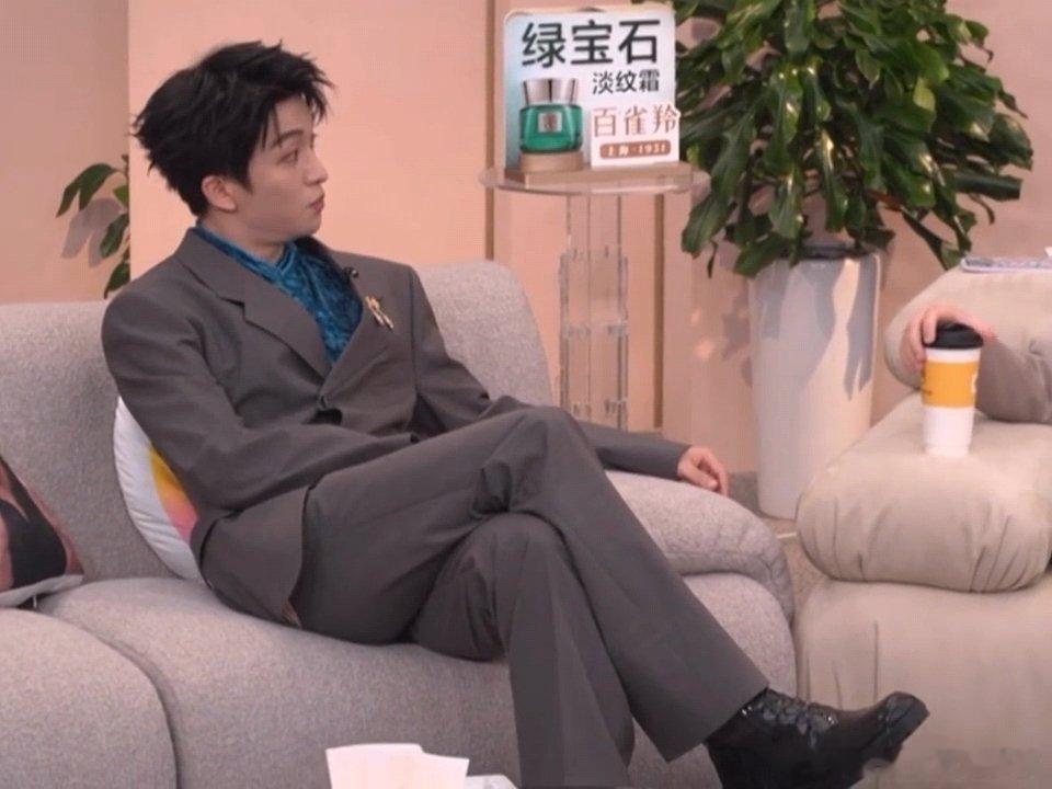 黄子弘凡红底鞋黄子弘凡抬腿露出红底鞋黄子弘凡往这儿一坐一抬腿，完全是总裁来的 