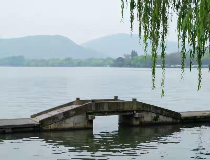 鉴湖其实比陆游故里好玩，浑然天成。鉴湖河 鉴湖长廊 鉴湖湿地 鉴湖画舫 鉴湖文化