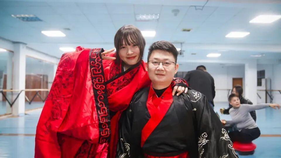 破防了！
汶川地震被救女孩，
17年后竟嫁给当年救她的军人！

汶川地震的神仙缘