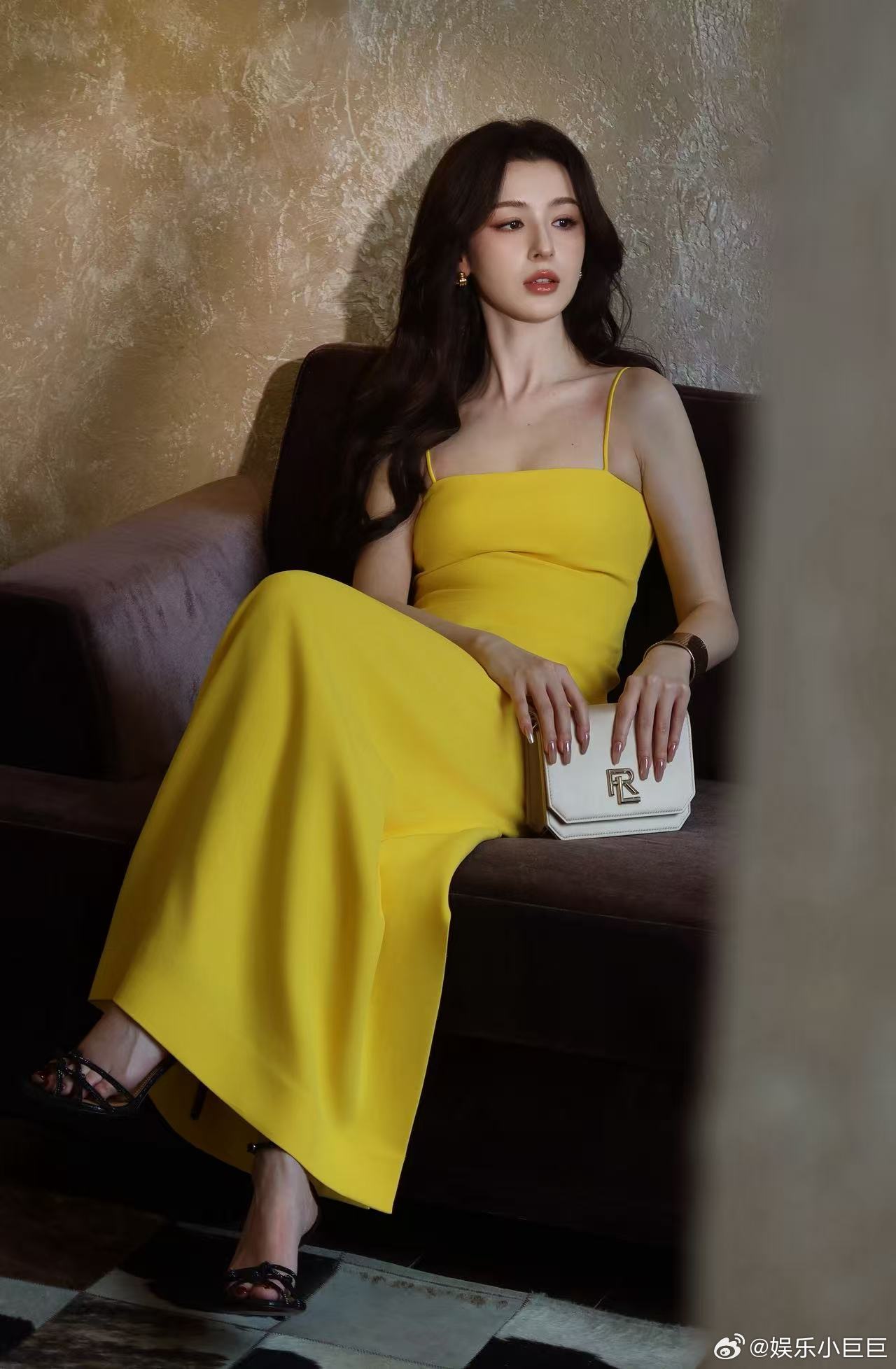 哈妮克孜 大小姐驾到 不迎合不刻意，哈妮克孜凭借自身气场走出大小姐风范，贵气与优