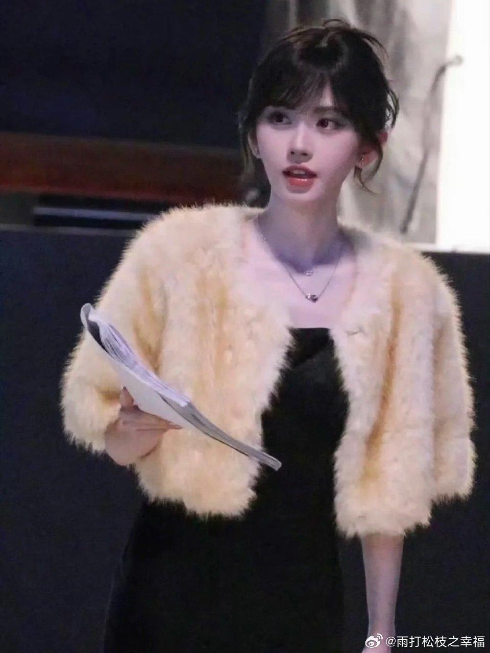 鞠婧祎原谅现偶了鞠婧祎新剧《万花世界》现代副本路透流出，她饰演大明星苏绿夏，黑长