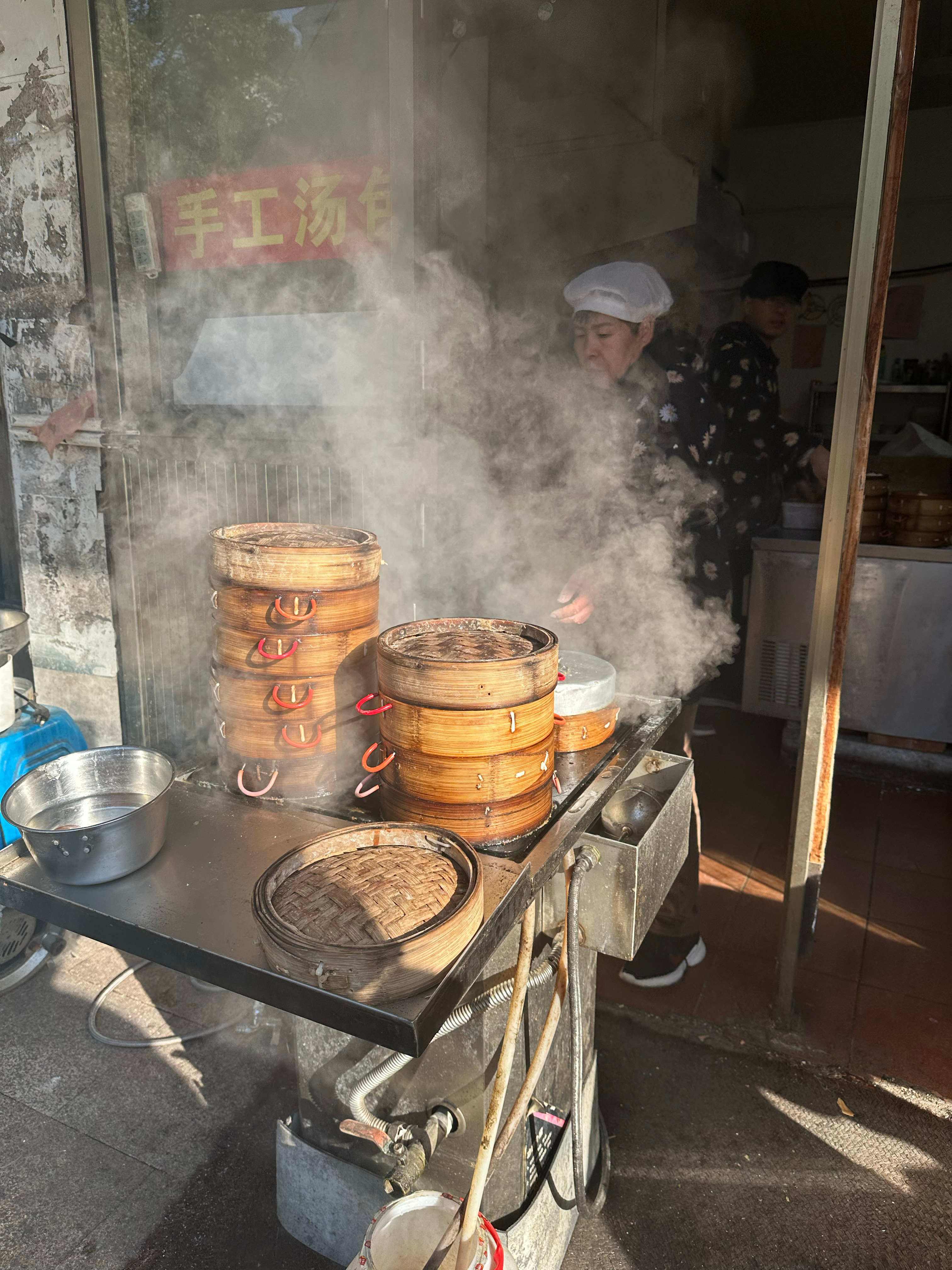 嵊州日头闲美，包子热气蒸腾。爬了一截半山的坡，一路都有点脱离感，八九十年代的城市