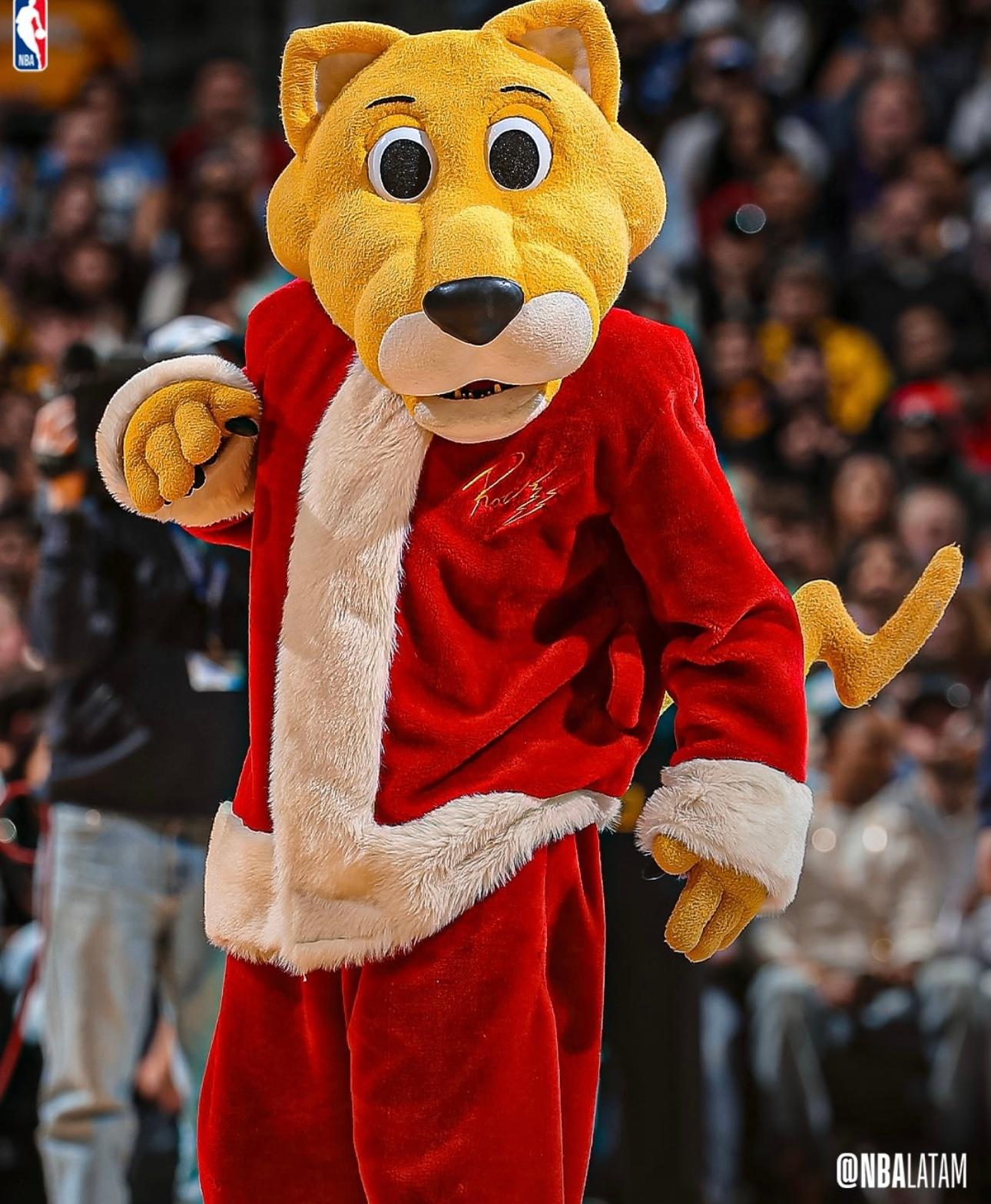 NBA球队吉祥物，张灯结彩的圣诞装扮~Images via nbalatam 