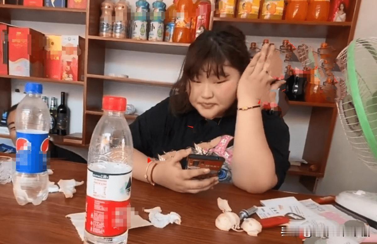 大衣哥朱之文的女儿朱雪梅现在越来越漂亮了！如今的朱雪梅感觉比以前瘦了些，也更加注