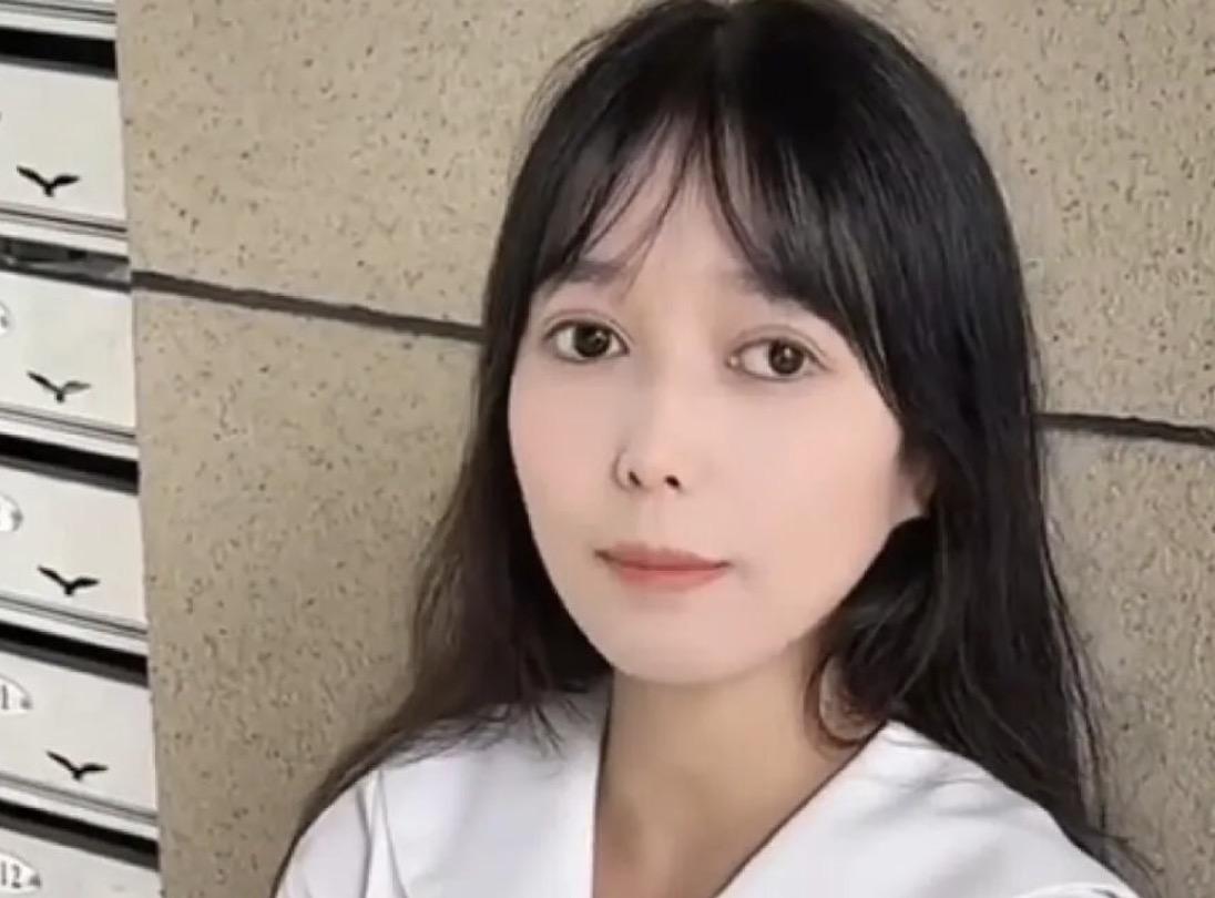 这世界还有什么是真的？之前曾因为在盲道被撞，还遭骑车人指责被全网心疼的盲人女孩，