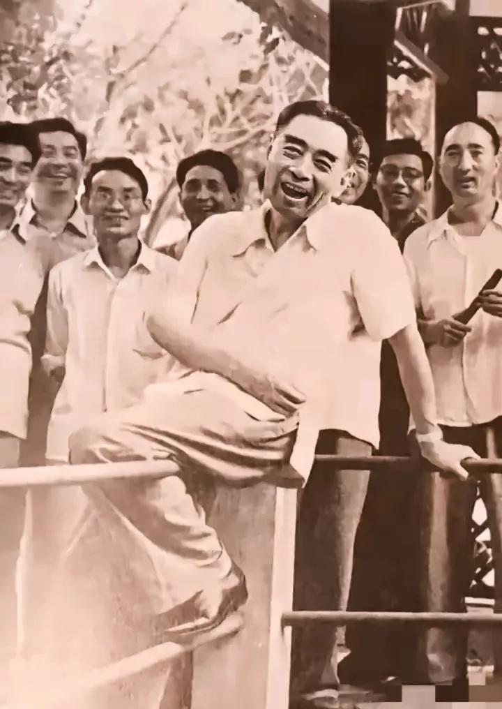 珍贵的历史老照片
这是什么场景，照片中有周恩来总理，笑的是那样开心，还有老电影演