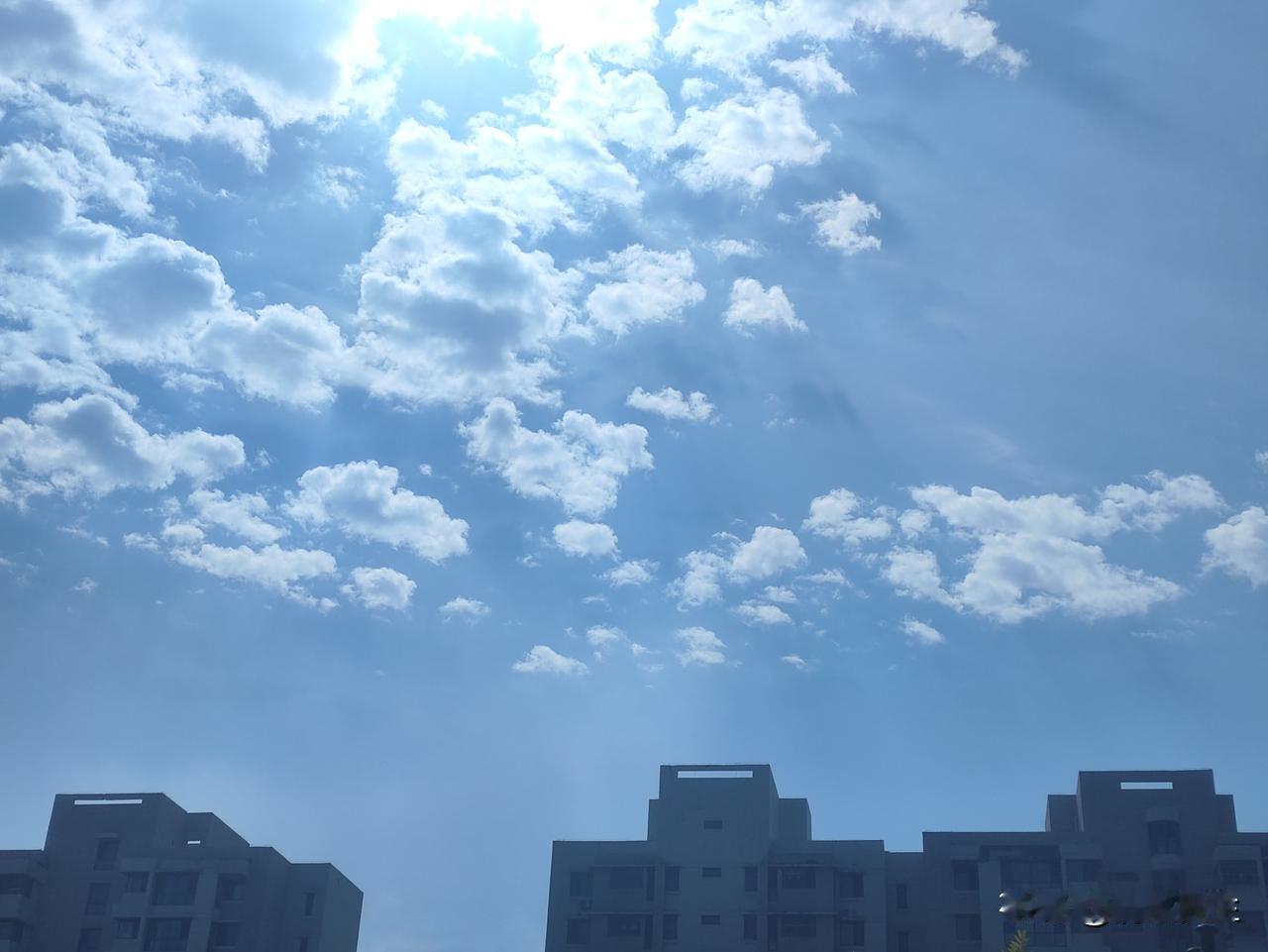 昨日的天空格外治愈，澄澈蓝天铺满视野，朵朵白云错落飘散。阳光穿透云层洒下光束，光