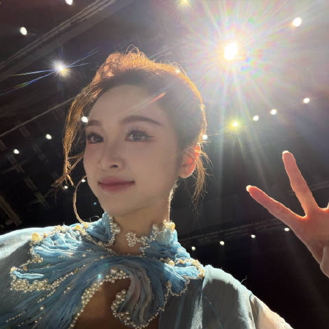 吴宣仪.仪锤定音是香姑 那天那个语音微博的自拍图存一个