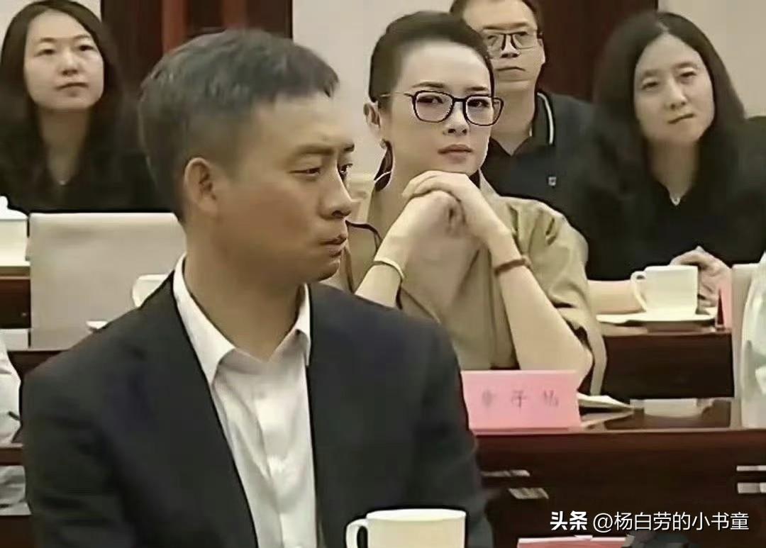 朋友圈传疯了！
安欣去开会，央视给了一个镜头特写
有网友问，这属于什么级别的镜头