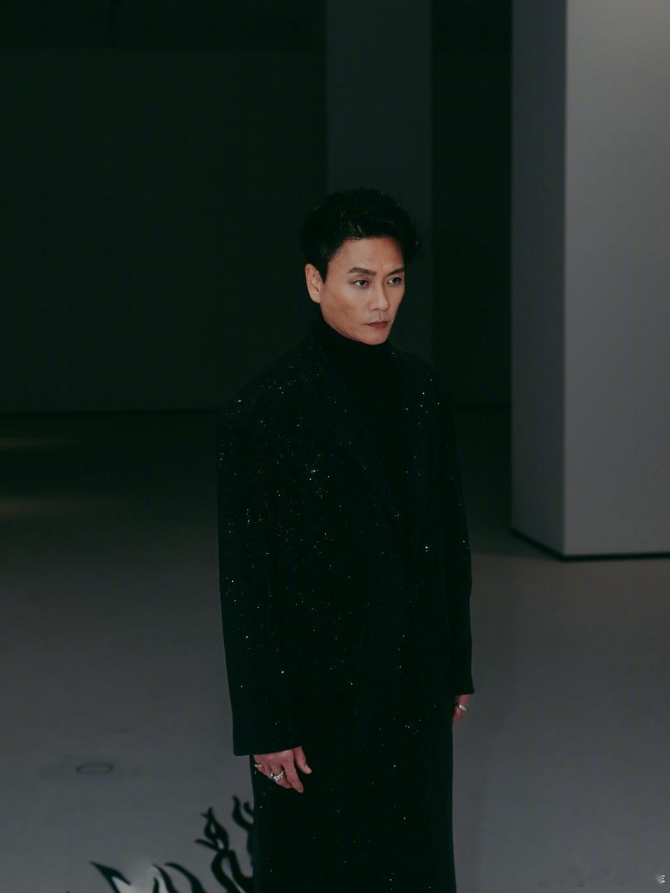 黄宗泽在红毯开上见面会了 别人走红毯是赶路，他走红毯是散步。跟左边打完招呼跟右边