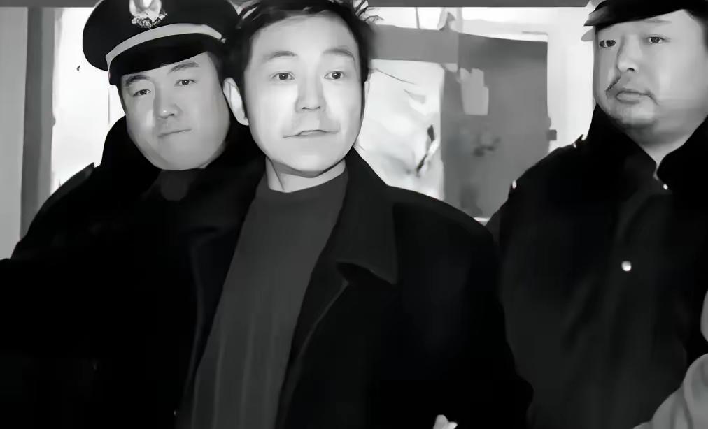 1998年，17岁的高明被同学王星带头霸凌致死，父亲高德隆在失去儿子之后选择了出