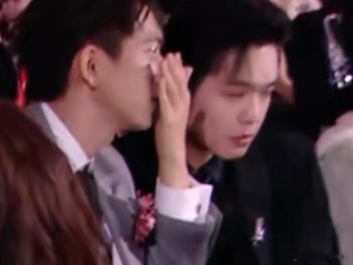 李现和张若昀坐在一起，是谁的dna动了，你想到的是法医秦明，还是穿裙子的那个[d