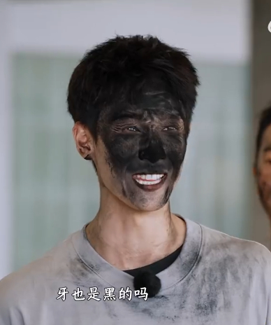 跑男这期玩得很脏 一个个的也是拼了，皮肤黑果然显牙白呀[哈哈]要被范丞丞的表情笑