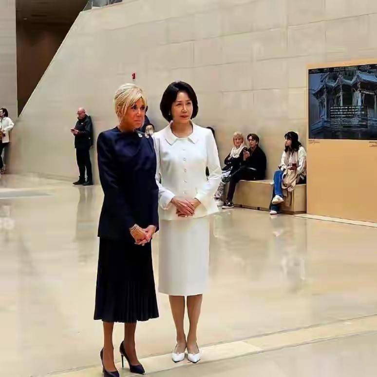 马克龙的妻子明明就是白种人，可她这肤色却比李在明的妻子肤色暗黑很多，她似枯木般衬