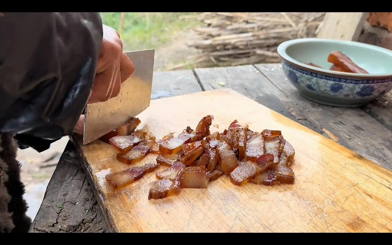 啤酒叔失踪至今，啤酒婶开始有烟火气了，也恢复正常拍视频，啤酒婶有邻居了，不会孤单
