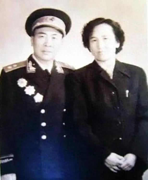 曾思玉带领64军赴朝抗美援朝前，嘱咐妻子洪林：夫妻俩只需一人去朝鲜战场，你怎么看