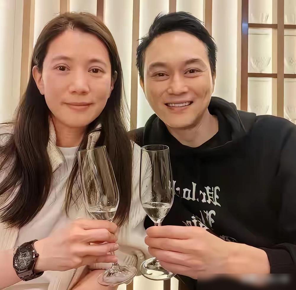 袁咏仪张智霖的银婚糖，甜到全网姨母笑！
2026年2月8日，两人迎来结婚25周