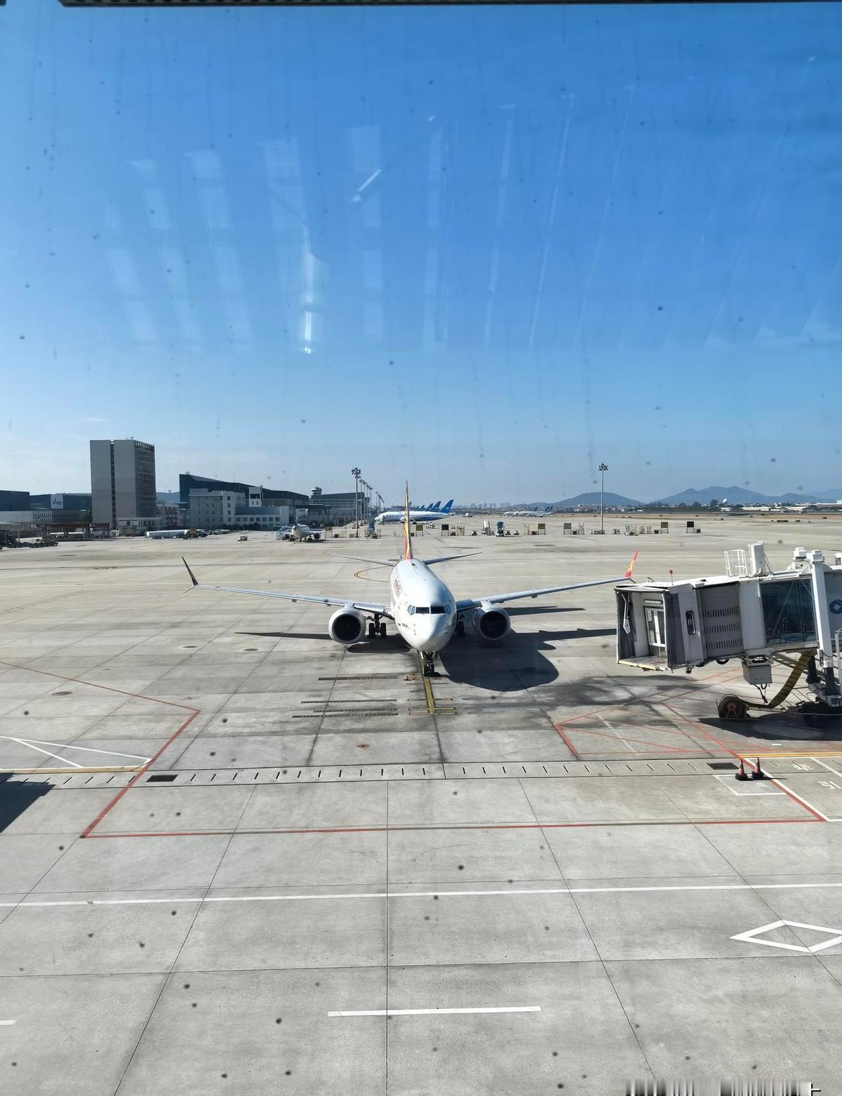 千万别以为上了飞机就是在万米高空平躺了！
有些航线飞着飞着你会发现，窗外的雪山尖