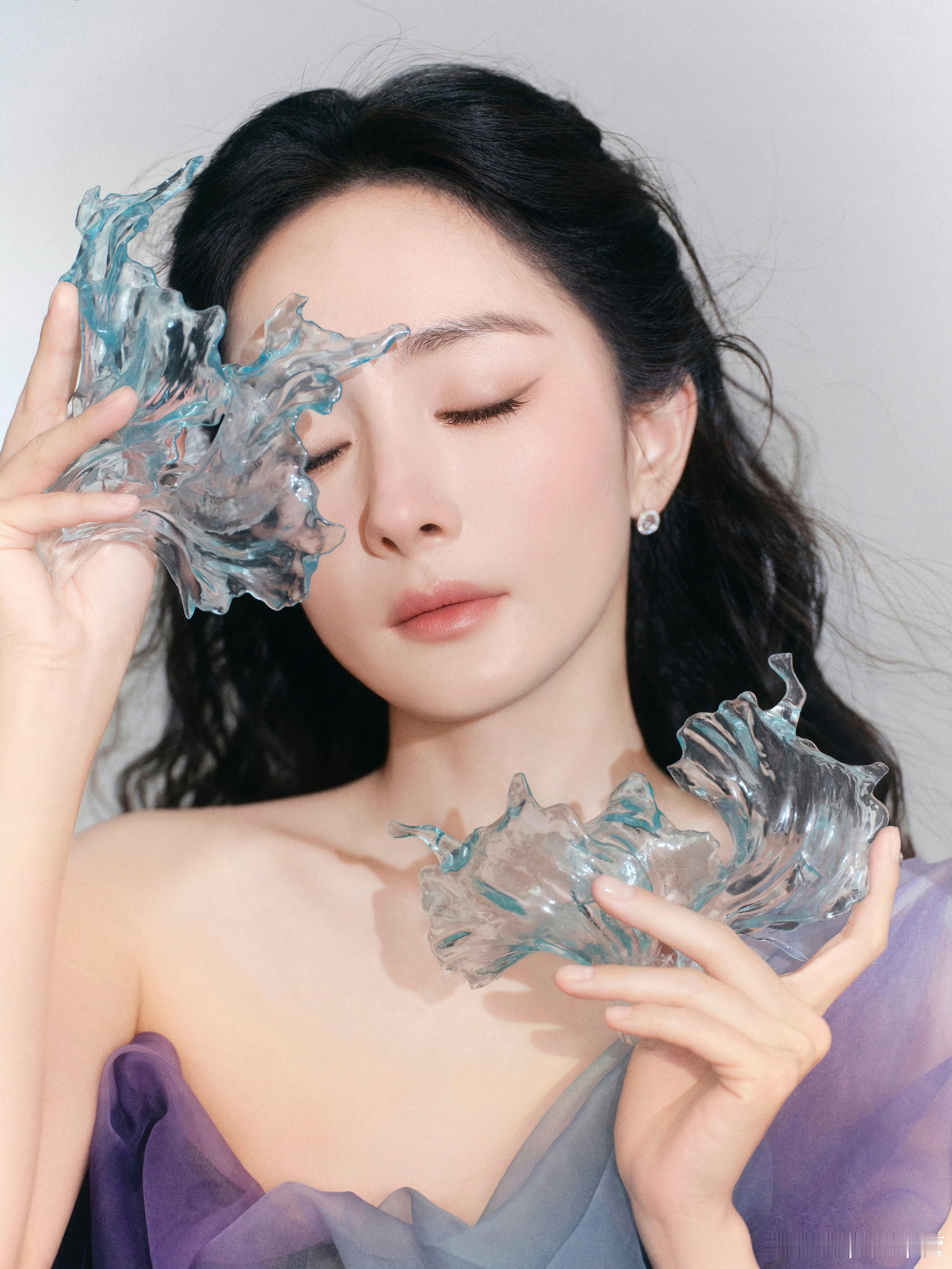 杨幂今日品牌直播造型出图！紫色渐变礼服，眼前一亮的选择！无论造型还是拍摄，这么多