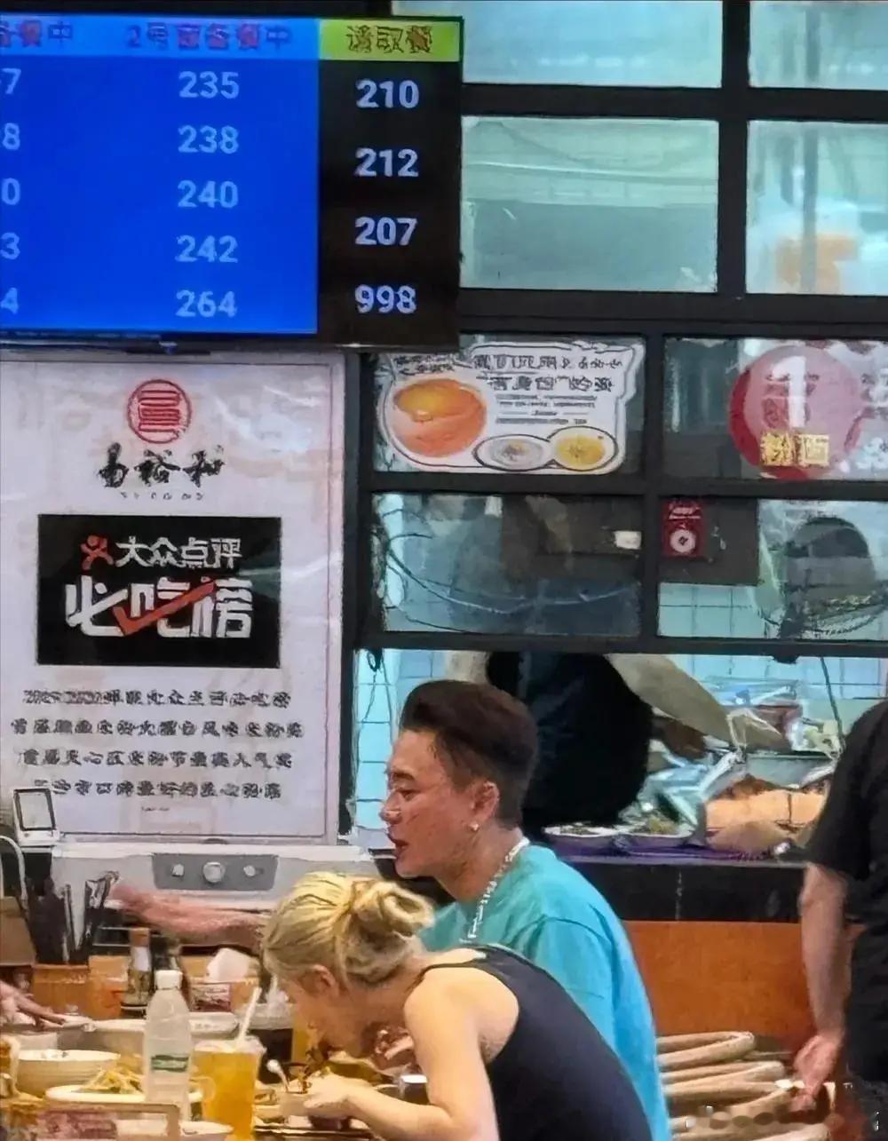 45岁黄宗泽恋情曝光，对方身份疑为24岁TVB小花 